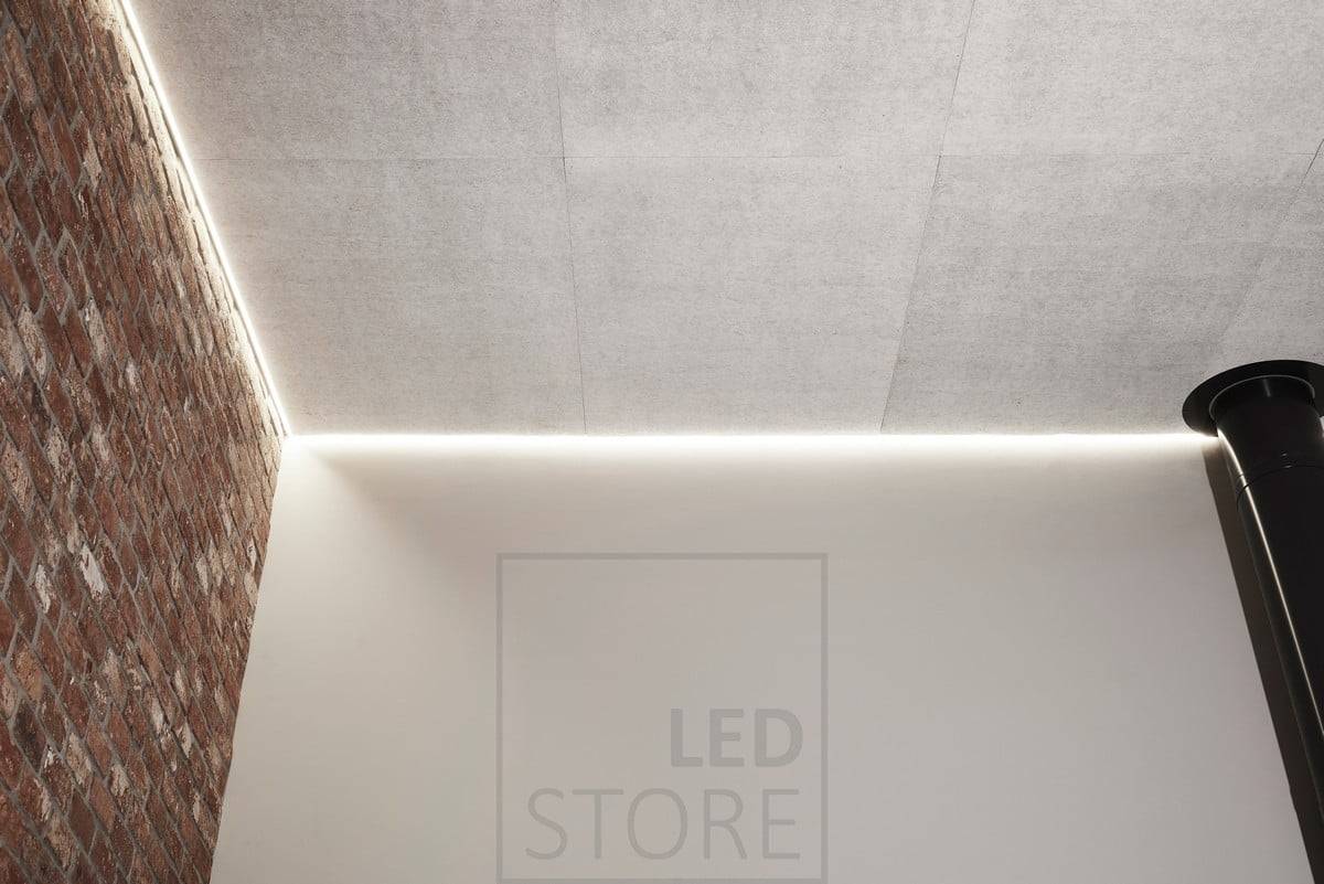 Eclairage indirect au plafond d'un salon haut. Ledstore.fi